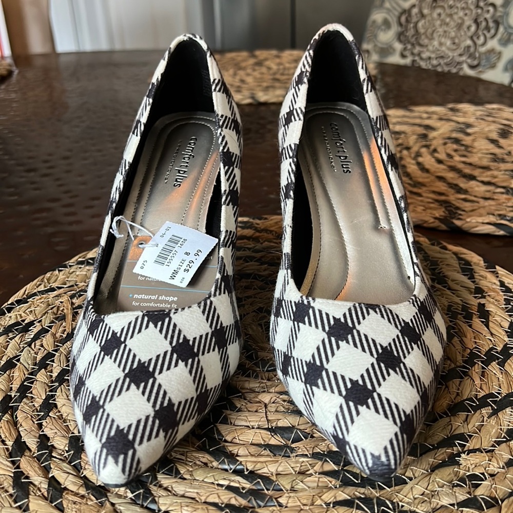 Black and white heel/pump